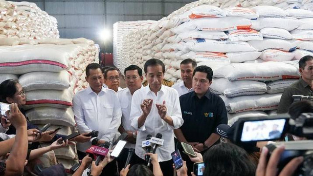 Foto : Presiden Joko Widodo meninjau langsung bantuan pangan cadangan beras pemerintah di Gudang Bulog DKI Jakarta-Banten yang berlokasi di Kelapa Gading, Senin (11/9/23).      (Dok. Humas BUMN)