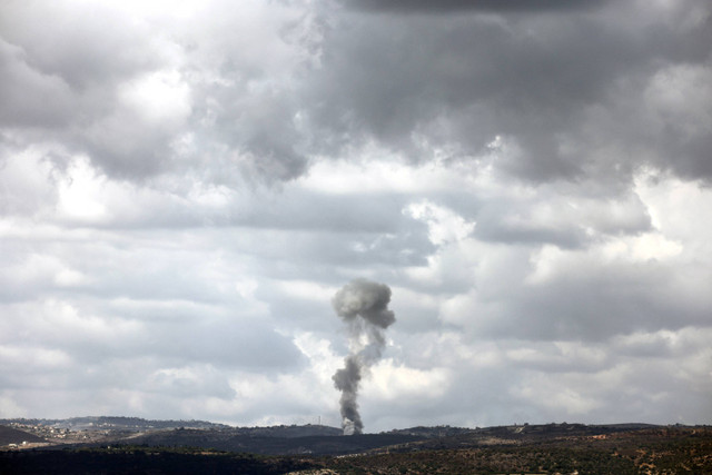 Foto yang diambil dari Israel utara di sepanjang perbatasan dengan Lebanon selatan ini menunjukkan asap yang mengepul setelah pengeboman Israel, Senin (23/9/2024). Foto: JALAA MAREY/AFP