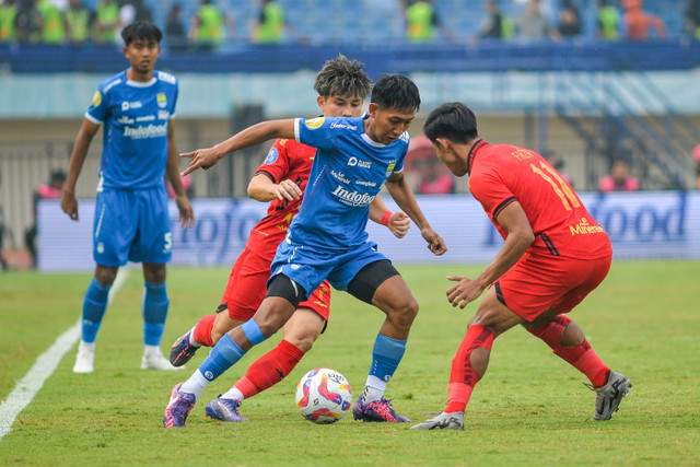 Pemain Persib Bandung Beckham Putra berusaha melewati pemain Persija Jakarta Firza Andika pada pertandingan Liga 1 di Stadion Si Jalak Harupat, Bandung, Senin (23/9/2024). Foto: Raisan Al Farisi/ANTARA FOTO