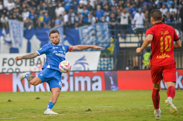 Pemain Persib Bandung Marc Klok menendang bola ke arah gawang Persija Jakarta pada pertandingan Liga 1 di Stadion Si Jalak Harupat, Bandung, Senin (23/9/2024). Foto: Raisan Al Farisi/ANTARA FOTO