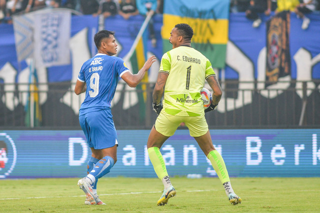 Pemain Persib Bandung Dimas Drajad bersitegang dengan penjaga gawang Persija Jakarta Carlos Eduardo pada pertandingan Liga 1 di Stadion Si Jalak Harupat, Bandung, Senin (23/9/2024). Foto: Raisan Al Farisi/ANTARA FOTO