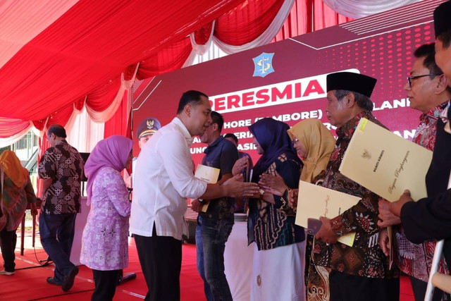 Wali kota Surabaya Eri Cahyadi memberikan penghargaan kepada para peburus Kampung Pancasila. Foto: Diskominfo Surabaya