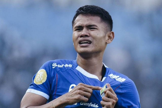 Selebrasi pemain Persib Bandung Dimas Drajad usai mencetak gol ke gawang Persija Jakarta pada pertandingan Liga 1 di Stadion Si Jalak Harupat, Bandung, Senin (23/9/2024).
 Foto: Instagram/@persib