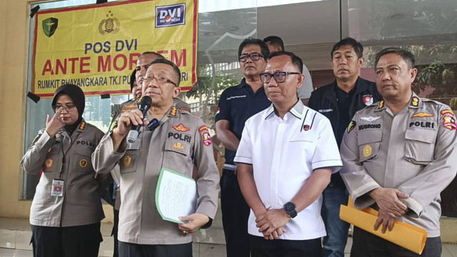 Kabid Yandokpol RS Polri Kramat Jati, Kombes Hery Wijatmoko bersama Kasat Reskrim Polres Metro Bekasi Kota, Kompol Audy Joize Oroh dalam konferensi pers di Gedung DVI RS Polri, Kramat Jati, Jakarta Timur, Senin (23/9/2024). Foto: Fadlan Nuril Fahmi/kumparan