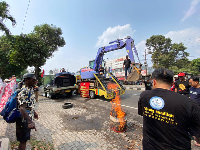 Sejumlah massa korban Apartemen Malioboro City saat berdemo di kompleks Pemkab Sleman, Senin (23/9). Foto: Resti Damayanti/Pandangan Jogja