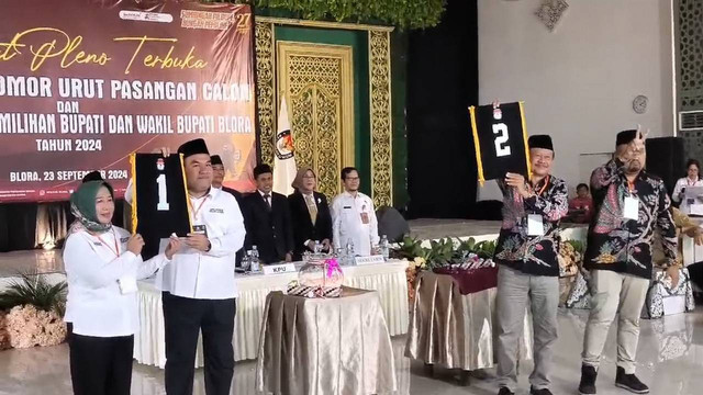 Pasangan calon Bupati dan Wakil Bupati Blora dalam Pilkada 2024, saat ikuti pengundian nomor urut. Senin (23/09/2024). (Aset: Istimewa)