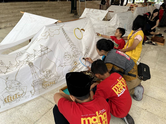 Anak-anak dengan kanker sedang membatik. Foto: M Wulan/Tugu Jogja