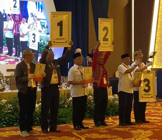 3 paslon di Pilgub Kalbar memegang nomor urut mereka masing-masing. Foto: Yulia Ramadhiyanti/Hi!Pontianak