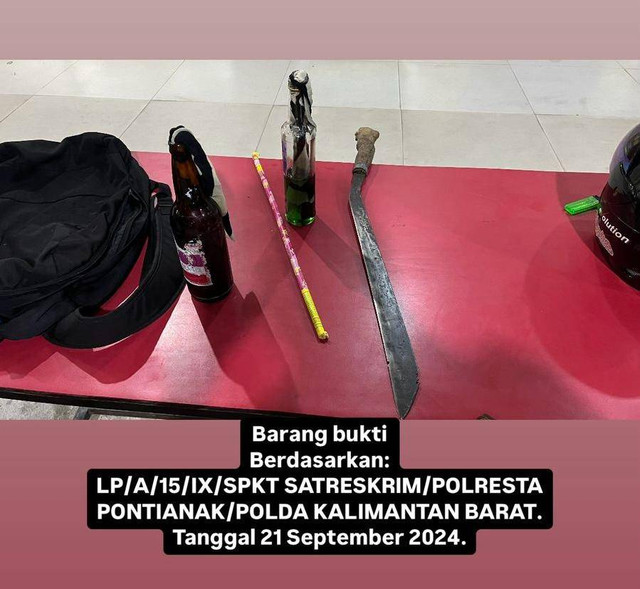 Barang bukti bom molotov yang ditemukan dalam tas 3 remaja yang hendal tawuran di Pontianak. Foto: Dok. Polres Singkawang