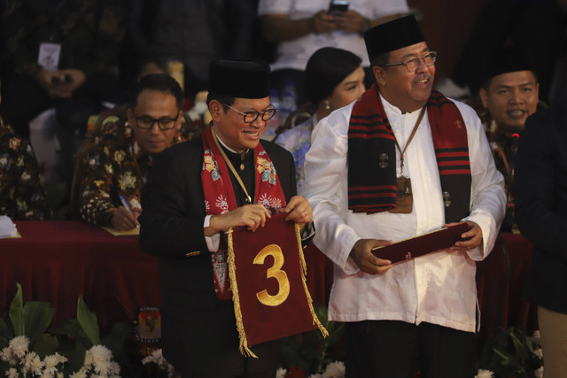 Proses pengundian nomor urut Pramono-Rano untuk pemilihan kepala daerah provinsi DKI Jakarta di KPUD DKI Jakarta, Senin (23/9/2024). Foto: Iqbal Firdaus/kumparan