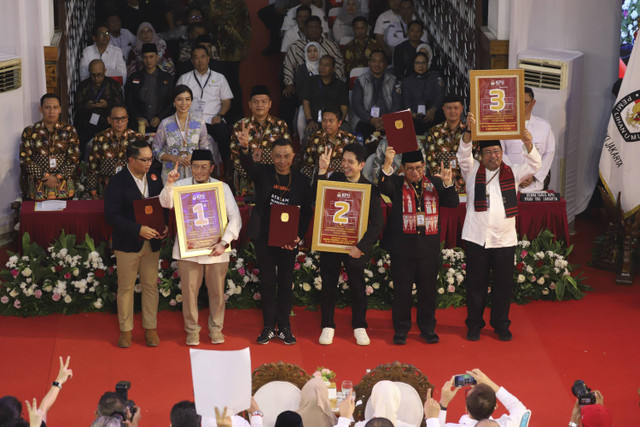 Proses pengundian nomor urut pemilihan kepala daerah provinsi DKI Jakarta di KPUD DKI Jakarta, Senin (23/9/2024). Foto: Iqbal Firdaus/kumparan