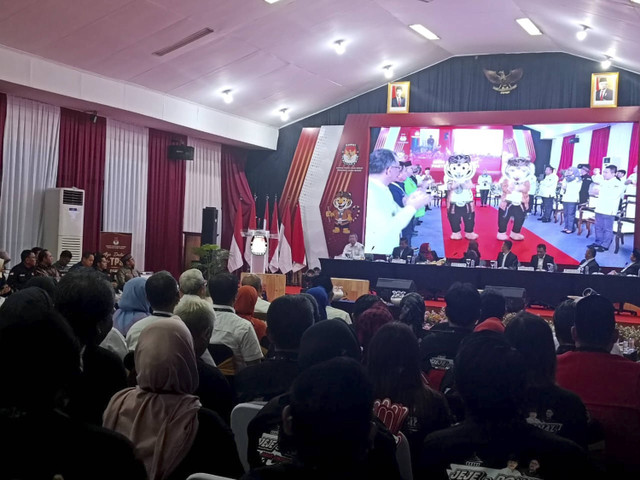 Suasana Aula KPU Jabar jelang pengundian dan penetapan nomor cagub-cawagub Jabar, Senin (23/9/2024). Foto: Robby Bouceu/kumparan