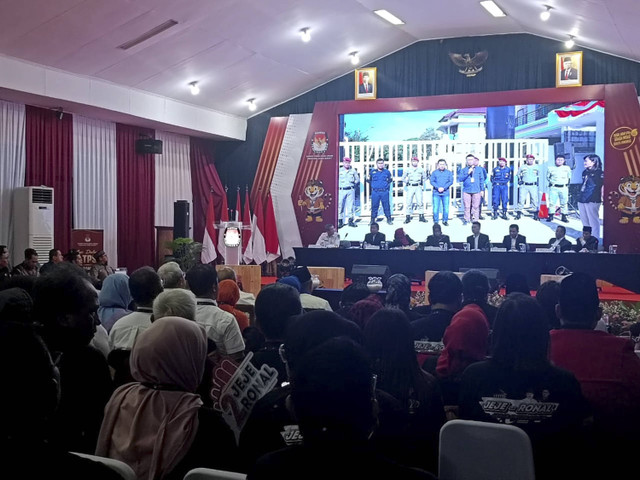 Suasana Aula KPU Jabar jelang pengundian dan penetapan nomor cagub-cawagub Jabar, Senin (23/9/2024). Foto: Robby Bouceu/kumparan