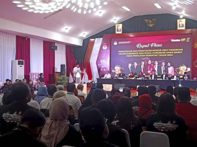 Suasana Aula KPU Jabar jelang pengundian dan penetapan nomor cagub-cawagub Jabar, Senin (23/9/2024). Foto: Robby Bounceu/kumparan