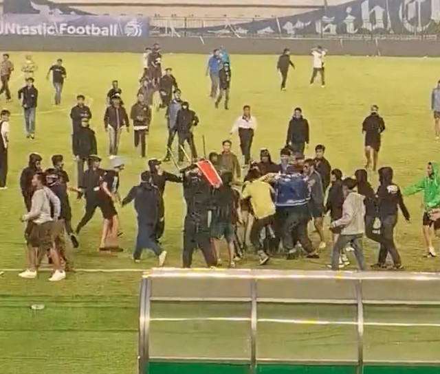 Tangkapan layar video amatir yang merekam kerusuhan di Stadion Si Jalak Harupat, Senin (23/9). Dok: Ist.