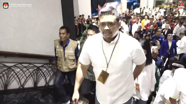 Bobby Nasution tiba di acara KPU Sumut untuk pengundian nomor urut untuk Pilgub Sumatera Utara di Medan, Sumatera Utara, Senin (23/9/2024). Foto: YouTube/ KPU PROVINSI SUMUT