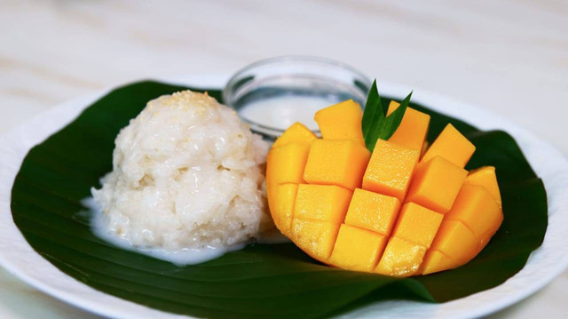 Mango Sticky Rice (Sumber: https://www.shutterstock.com/image-photo/mango-sticky-rice-traditional-southeast-asian-2409380069)