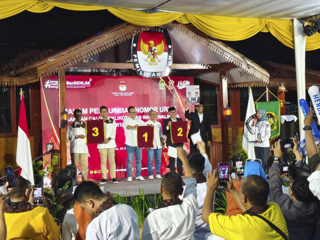 Suasana rapat pleno terbuka pengundian nomor urut Pasangan Calon Wali Kota dan Wakil Wali Kota Yogyakarta Tahun 2024 di Kantor KPU Kota Yogya, Senin (23/9/2024). Foto: Arfiansyah Panji Purnandaru/kumparan