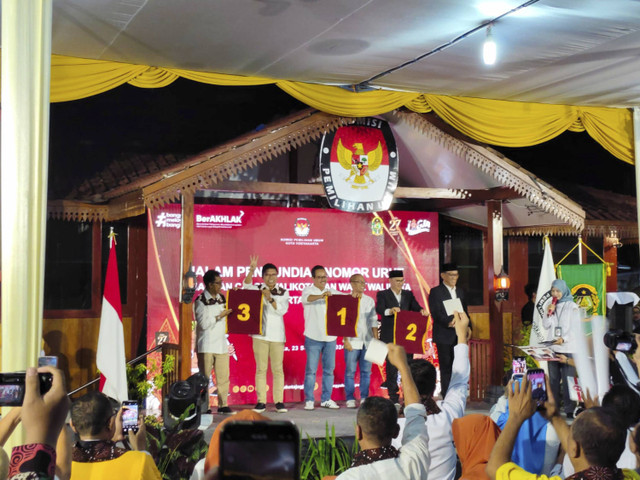 Suasana rapat pleno terbuka pengundian nomor urut Pasangan Calon Wali Kota dan Wakil Wali Kota Yogyakarta Tahun 2024 di Kantor KPU Kota Yogya, Senin (23/9/2024). Foto: Arfiansyah Panji Purnandaru/kumparan