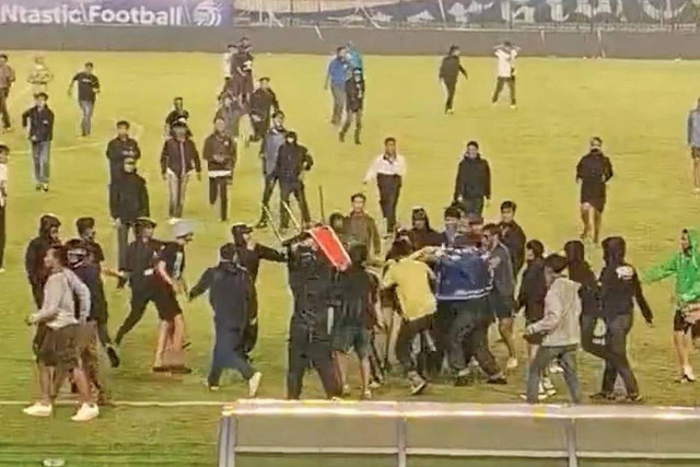 Tangkapan layar video amatir yang merekam kerusuhan di Stadion Si Jalak Harupat, Senin (23/9/2024). Foto: Dok. Istimewa