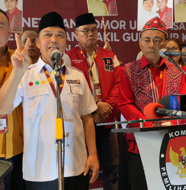 Pasangan Ria Norsan dan Krisantus Kurniawan saat menggelar jumpa pers dengan awak media. Foto: Yulia Ramadhiyanti/Hi!Pontianak