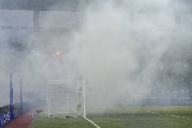 Pendukung tim Persib Bandung menyalakan suar usai pertandingan BRI Liga 1 antara Persib Bandung melawan Persija Jakarta di Stadion Si Jalak Harupat, Kabupaten Bandung, Jawa Barat, Senin (23/9/2024). Foto: Raisan Al Farisi/ANTARA FOTO