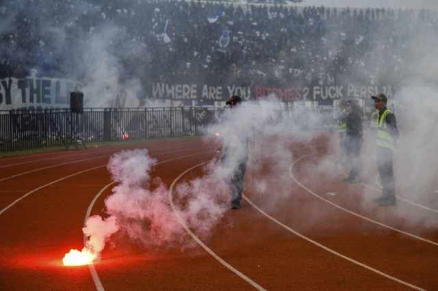 Petugas lapangan berdiri di dekat suar yang dinyalakan oleh penonton usai pertandingan BRI Liga 1 antara Persib Bandung melawan Persija Jakarta di Stadion Si Jalak Harupat, Kabupaten Bandung, Jawa Barat, Senin (23/9/2024). Foto: Raisan Al Farisi/ANTARA FOTO