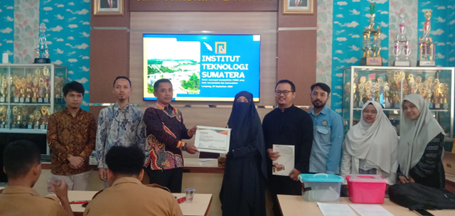 Dosen memberikan sertifikat penghargaan kepada SMK Swadhipa 2 Natar