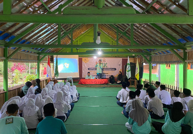 Pembukaan acara LDK OSIS oleh Bapak Baihaqi selaku kepala madrasah. Foto: Tim Dokumentasi LDK