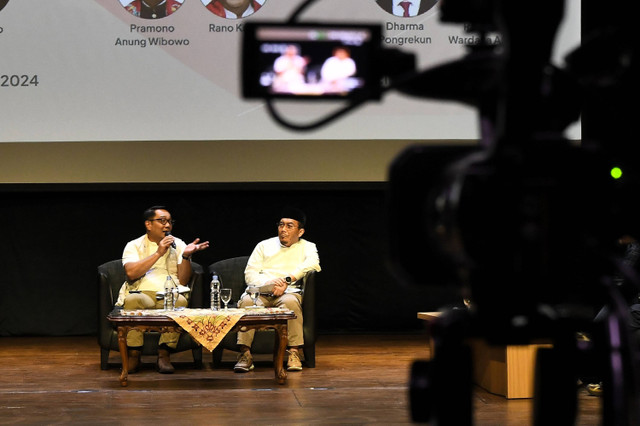 Calon Gubernur DKI Jakarta Ridwan Kamil (kiri) bersama calon wakil Gubernur DKI Jakarta Suswono (kanan) memberikan pandangan dalam Dialog Publik Seni di Taman Ismail Marzuki, Jakarta Pusat, Senin (23/9/2024). Foto: Fakhri Hermansyah/ANTARA FOTO