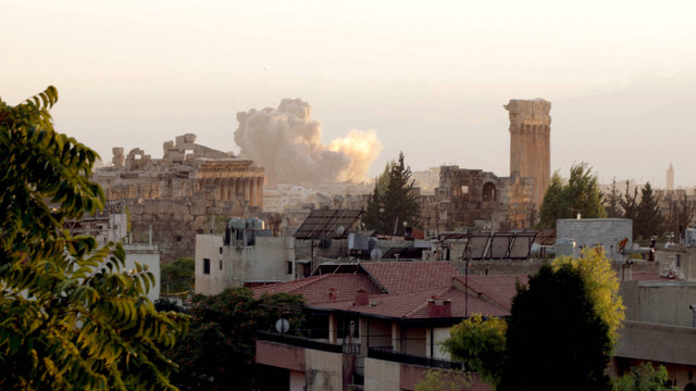 Asap mengepul dari lokasi serangan udara Israel di kota Baalbeck, Lebanon, di lembah Bekaa pada 23 September 2024. Foto: Nidal Solh/AFP