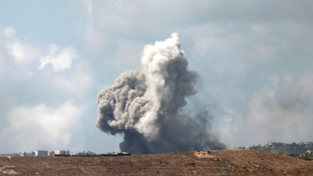 Foto yang diambil dari Israel utara di sepanjang perbatasan dengan Lebanon selatan ini menunjukkan asap yang mengepul setelah pengeboman Israel, pada 23 September 2024. Foto: JALAA MAREY/AFP