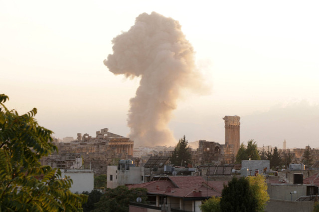 Asap mengepul dari lokasi serangan udara Israel di kota Baalbeck, Lebanon, di lembah Bekaa pada 23 September 2024. Foto: Nidal Solh/AFP