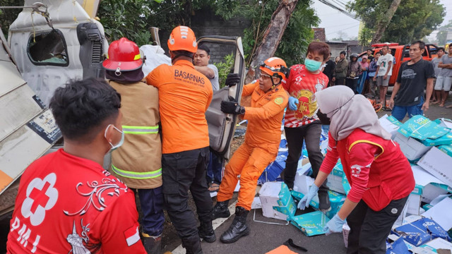 Sebuah mobil boks menabrak pohon di Jalan Yogya-Wonosari, Kapanewon Playen, Kabupaten Gunungkidul, Selasa (24/9/2024) pagi. Foto: Dok. Basarnas Yogyakarta