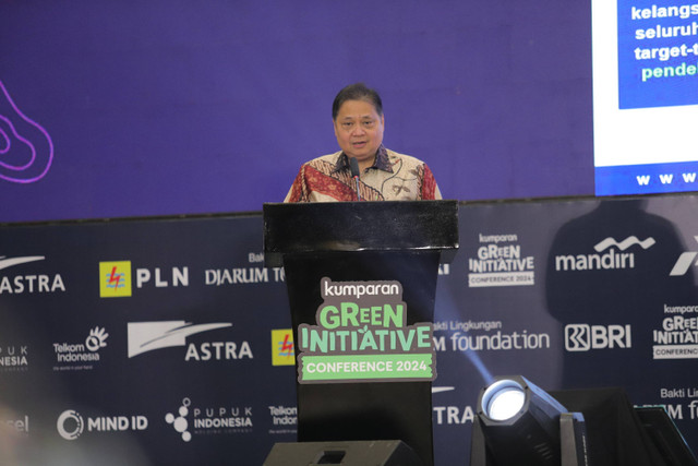 Menko Perekonomian Airlangga Hartarto bersama Pemimpin Redaksi kumparan Arifin Asydhad meresmikan kumparan Green Initiative Conference 2024 di Hotel Borobudur, Jakarta, Selasa (24/9/2024). Foto: Jamal Ramadhan/kumparan