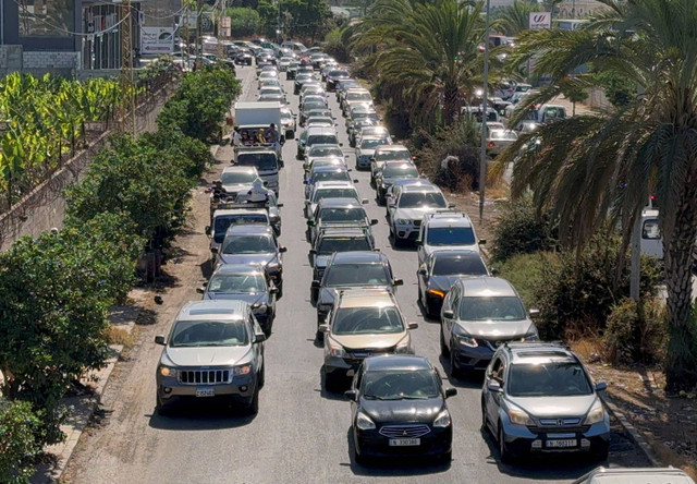 Orang-orang terjebak kemacetan saat melarikan diri untuk mengungsi di tengah permusuhan lintas batas yang sedang berlangsung antara Hizbullah dan pasukan di Lebanon, Senin (23/9/2024). Foto: Amr Abdallah Dalsh/Reuters