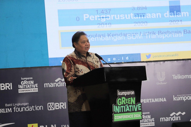 Menko Perekonomian Airlangga Hartarto bersama Pemimpin Redaksi kumparan Arifin Asydhad meresmikan kumparan Green Initiative Conference 2024 di Hotel Borobudur, Jakarta, Selasa (24/9/2024). Foto: Jamal Ramadhan/kumparan