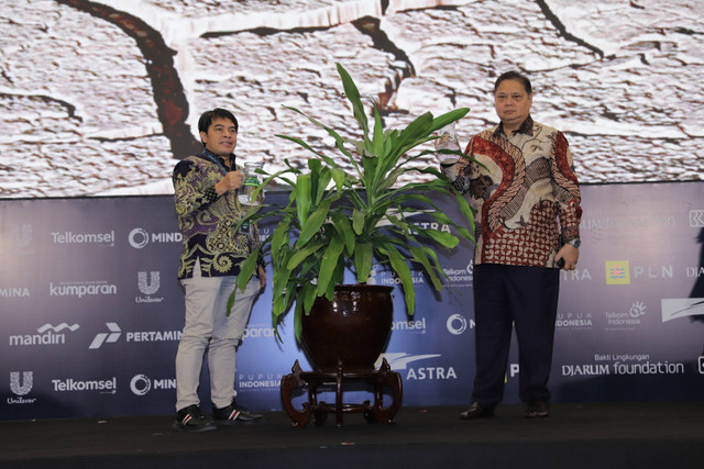 Menko Perekonomian Airlangga Hartarto bersama Pemimpin Redaksi kumparan Arifin Asydhad meresmikan kumparan Green Initiative Conference 2024 di Hotel Borobudur, Jakarta, Selasa (24/9/2024). Foto: Jamal Ramadhan/kumparan