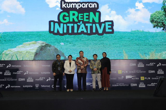 Menko Perekonomian Airlangga Hartarto bersama Pemimpin Redaksi kumparan Arifin Asydhad foto bersama usai meresmikan kumparan Green Initiative Conference 2024 di Hotel Borobudur, Jakarta, Selasa (24/9/2024). Foto: Jamal Ramadhan/kumparan