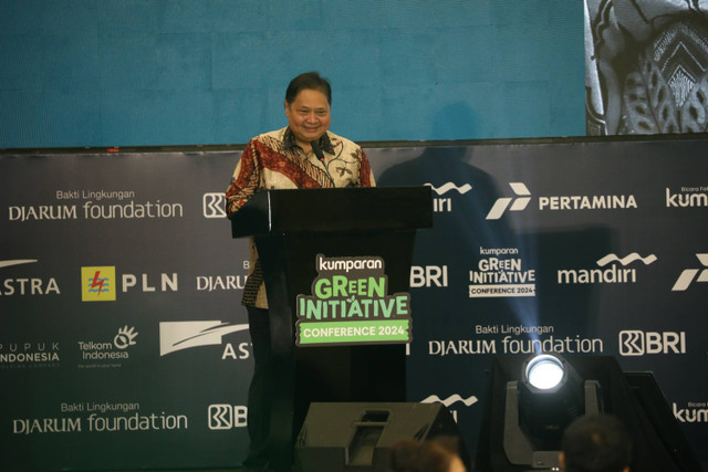 Menko Perekonomian Airlangga Hartarto bersama Pemimpin Redaksi kumparan Arifin Asydhad meresmikan kumparan Green Initiative Conference 2024 di Hotel Borobudur, Jakarta, Selasa (24/9/2024). Foto: Aditia Noviansyah/kumparan