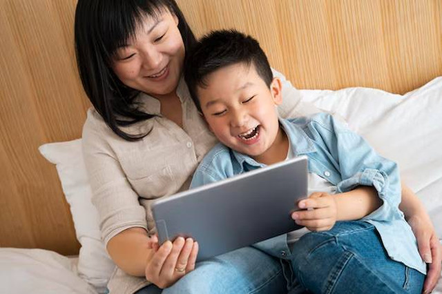 Digital Parenting, sumber : Freepik.com/stories