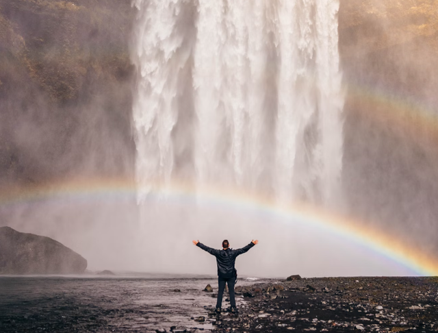 Curug Cigangsa. Foto hanyalah ilustrasi, bukan tempat yang sebenarnya. Sumber: Unsplash/Jared Erondu