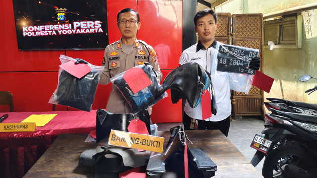 Polresta Yogyakarta mengungkap pencurian motor yang dilakukan dua remaja di Kota Yogyakarta.  Foto: Arfiansyah Panji Purnandaru/kumparan