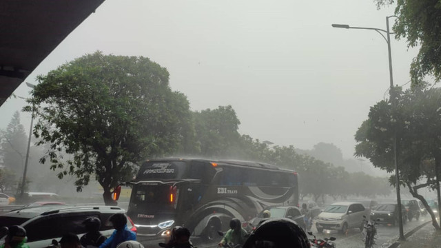  Hujan dengan intensitas tinggi disertai angin kencang melanda Jakarta.  Foto: Rachmadi Rasyad/kumparan