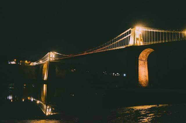 Jembatan Baruyungan Bridge. Foto hanya ilustrasi. Bukan tempat yang sebenarnya. Sumber foto: Unsplash/Lewis