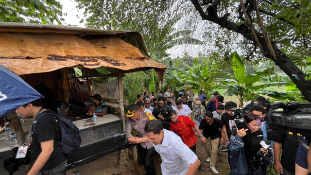 Komisi III DPR RI melakukan peninjauan langsung ke lokasi penemuan 7 mayat Kali Bekasi, di kawasan Jati Asih, Kota Bekasi, Selasa (24/9/2024). Foto: Haya Syahira/kumparan