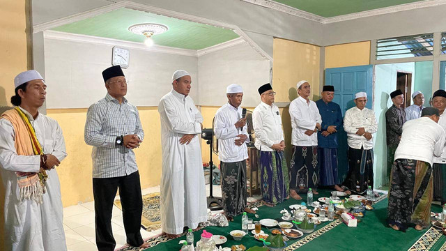 Calon Wakil Gubernur Kalbar nomor urut 1, Didi Haryono saat shalawatan bersama warga Desa Pasir Palembang, Mempawah. Foto: Dok. Istimewa