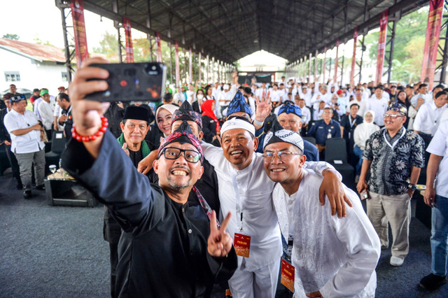 Empat pasangan calon Gubernur dan Wakil Gubernur Jawa Barat melakukan swafoto usai membacakan deklarasi kampanye damai Pilgub Jabar di Laswi Heritage, Bandung, Jawa Barat, Selasa (24/9/2024). Foto: Raisan Al Farisi/ANTARA FOTO