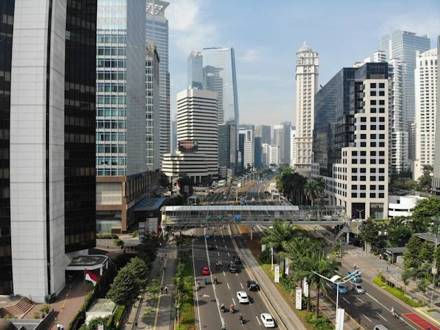 Jalan Tunjungan Parkir di Mana? Foto Hanya Ilustrasi Bukan Tempat Sebenarnya. Sumber Foto: Unsplash.com/Afif Ramdhasuma