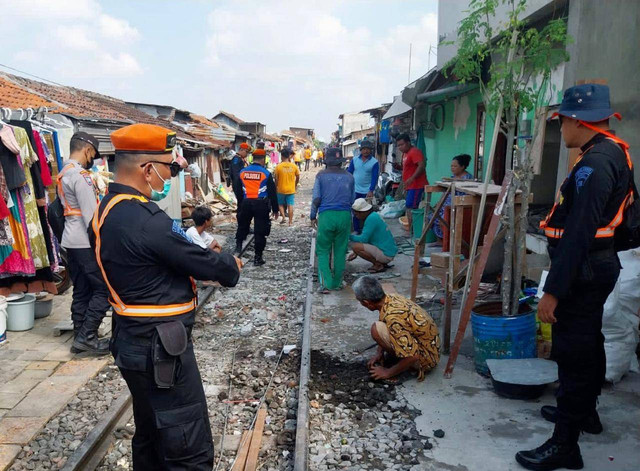 Sosialisasi KAI Daop 8 Surabaya kepada masyarakat terkait bahaya beraktivitas di jalur kereta. Foto: Humas KAI Daop 8 Surabaya